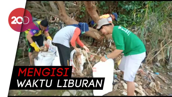 40 Karung Sampah Plastik Diangkut Laskar Karung di Kali Ciliwung