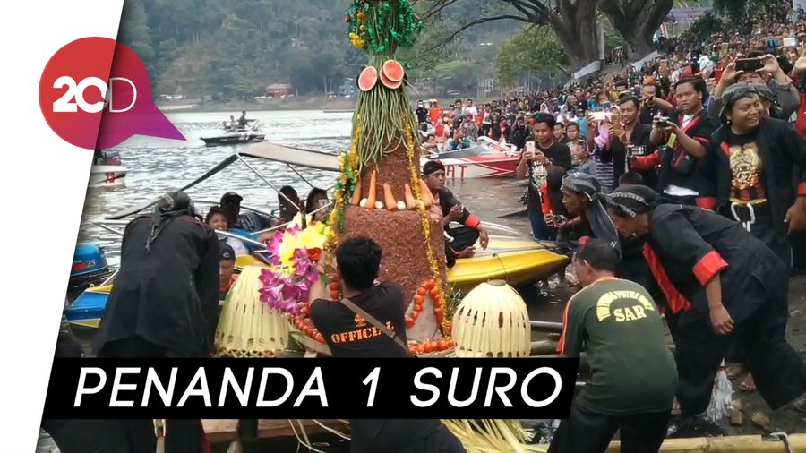 Warga Ponorogo Larung Sesaji di Telaga Ngebel