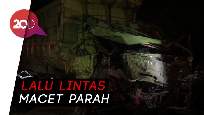 Petugas Evakuasi Kendaraan yang Terlibat Kecelakaan di Tol Cipularang