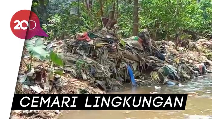 Pemandangan Menyedihkan Sampah di Kali Baru Bogor