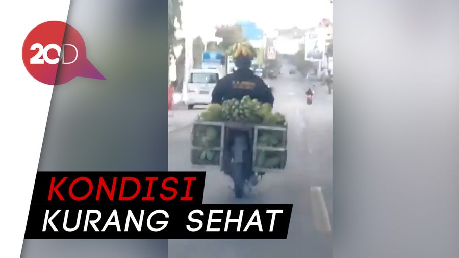 Begini Fakta Kondisi Pemotor yang Pakai Helm Pisang