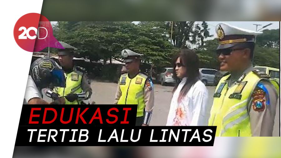 Hiii... Polisi Bawa Hantu Saat Operasi Patuh Jaya di Gresik