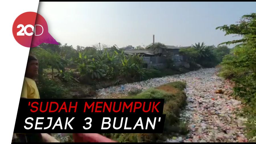 Lautan Sampah Terhampar di Kali Jambe Bekasi
