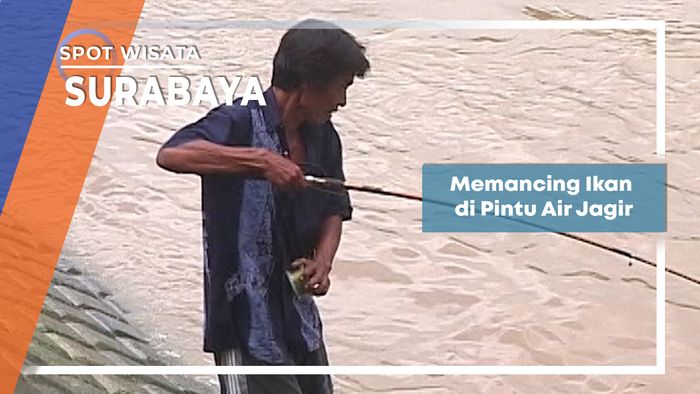 Memancing Ikan di Pintu Air Jagir, Surabaya