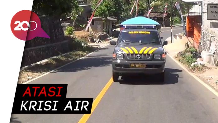 Kekeringan Melanda, Mobil Polisi Disulap Jadi Mobil Tangki Air