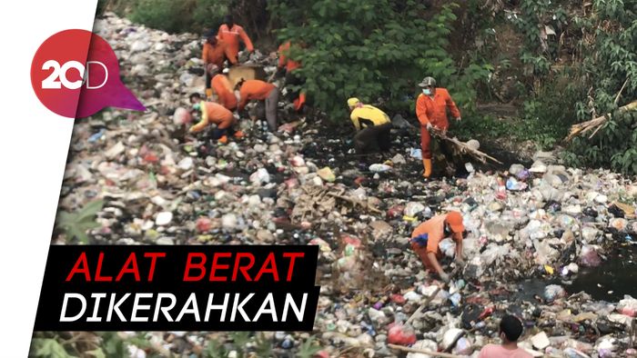 Lautan Sampah Kali Jambe Bekasi Mulai Dibersihkan