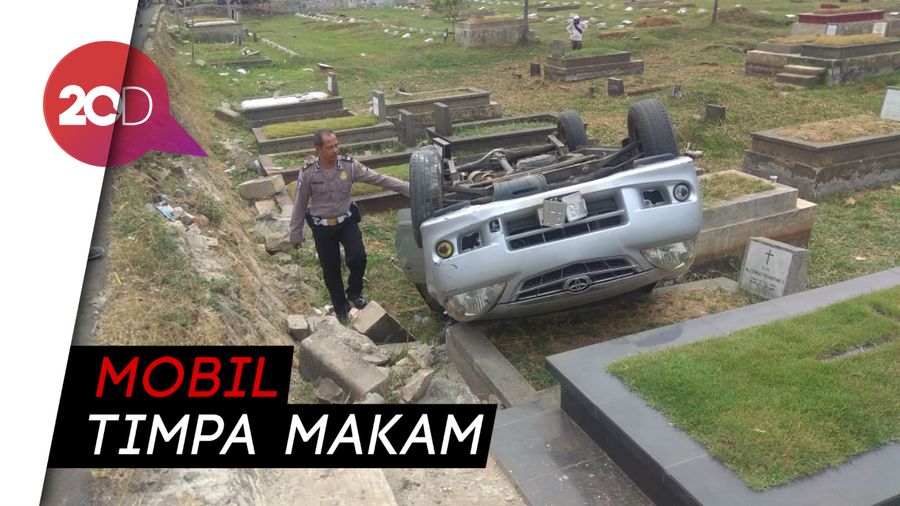 Mobil Terperosok hingga Terguling Timpa Makam di TPU Tanah Kusir