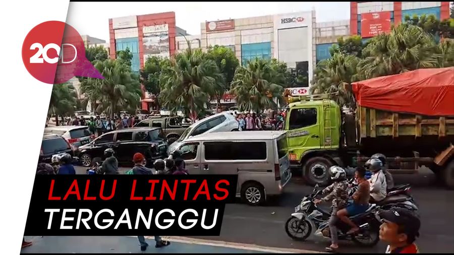 Tabrakan Beruntun di Bintaro, Satu Mobil Nangkring di Mobil Lain