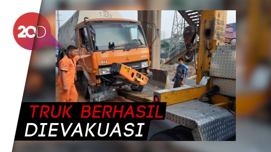 Truk Tangki Melintang di KM 27 Tol Cikarang Barat, Lalin Padat