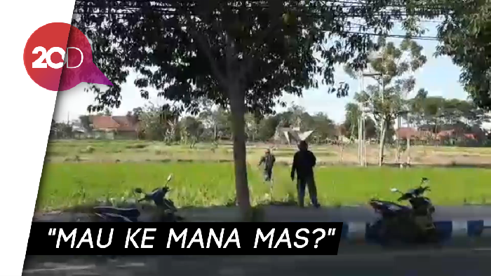 Duh! Ada Razia, Pengendara Ini Tinggalkan Motor dan Lari ke Sawah