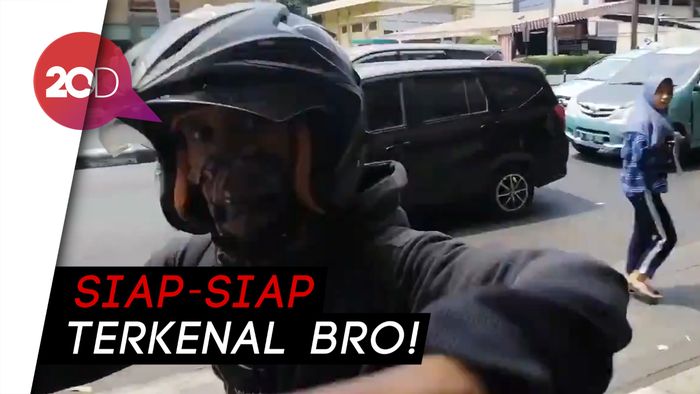 Naik Trotoar, Pemotor Serang Pejalan Kaki Gagera Ditegur