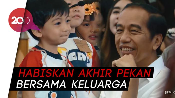 Senyum Bahagia Jokowi Saat Saksikan Konser Jan Ethes di Solo