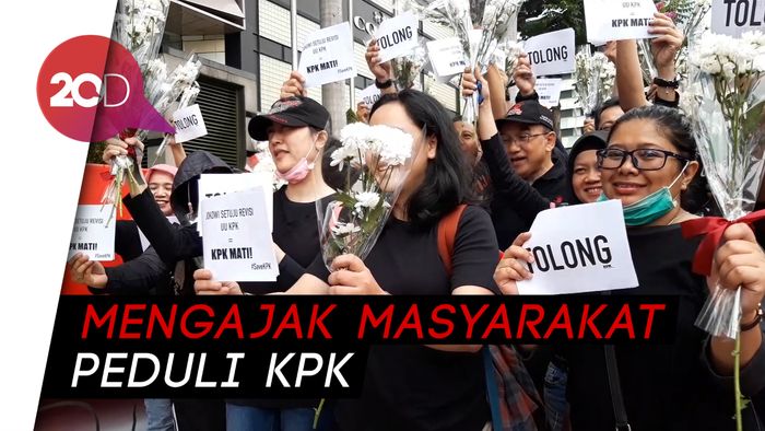 Tolak Revisi UU KPK, Pegawai KPK Bagikan 1.000 Bunga di CFD