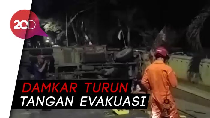 Diduga Tak Kuat Nanjak, Truk Pengangkut Pupuk Terguling di Ciganjur