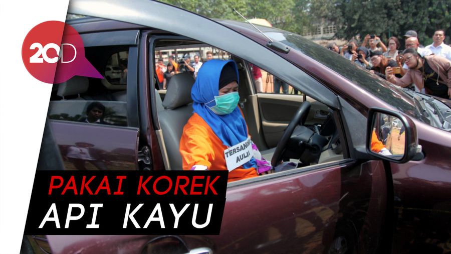 Rekonstruksi Aulia Kesuma saat Bakar Suami dan Anak Tirinya