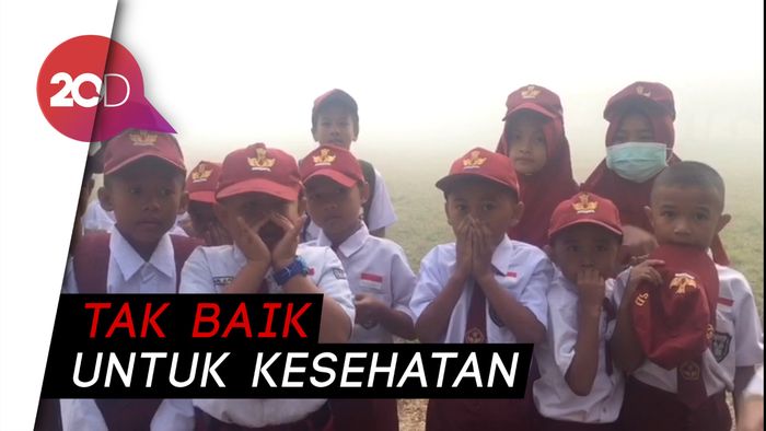 Tolong! Siswa di Sultra Jalani Upacara di Tengah Kepungan Asap