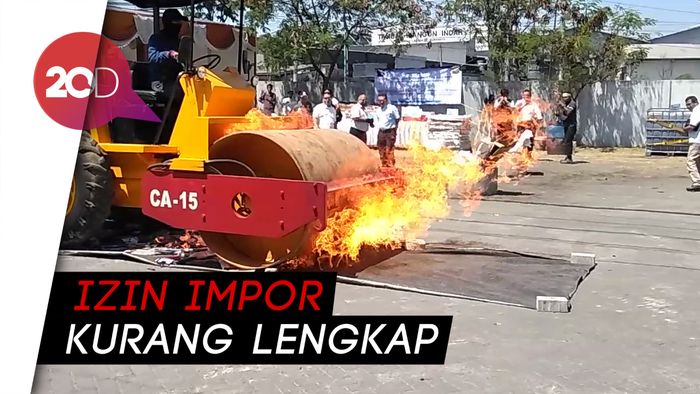 Barang Impor Ilegal Miliaran Rupiah di Surabaya Dimusnahkan