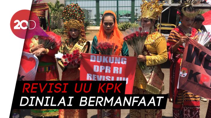 Massa Pendukung Revisi UU KPK Gelar Aksi di Depan DPR