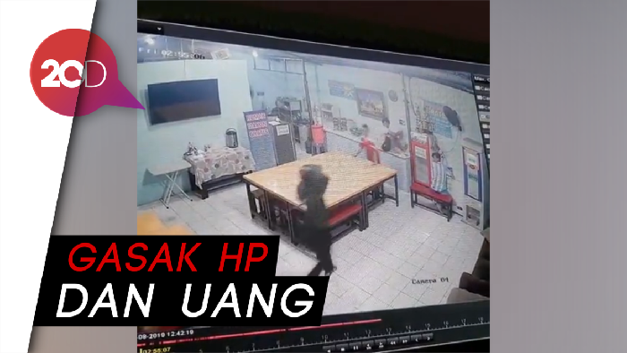 Momen Perampok Bercelurit Serang Rumah Makan Untuk Duafa di Bogor