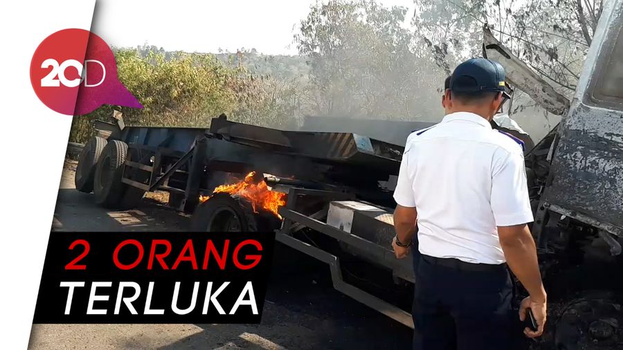 Penampakan Truk Terbakar Usai Kecelakaan Beruntun di Cipularang