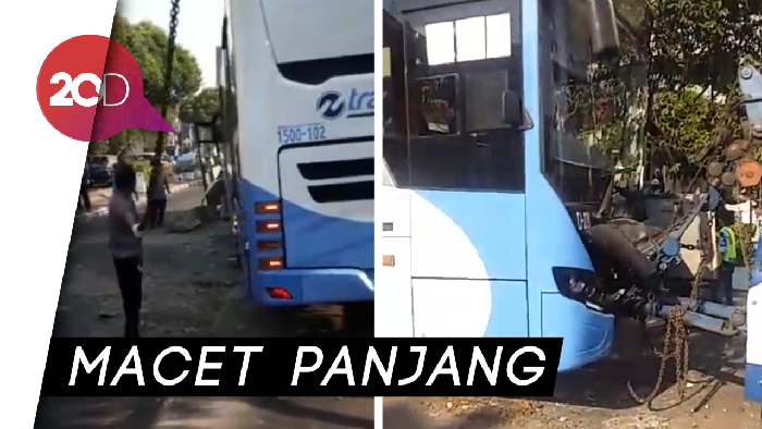 Bus TransJakarta Ringsek Usai Tabrak Separator di Jalan S Parman