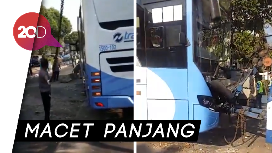 Bus TransJakarta Ringsek Usai Tabrak Separator di Jalan S Parman