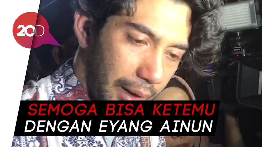 Datang ke Rumah Duka BJ Habibie, Reza Rahadian Banjir Air Mata