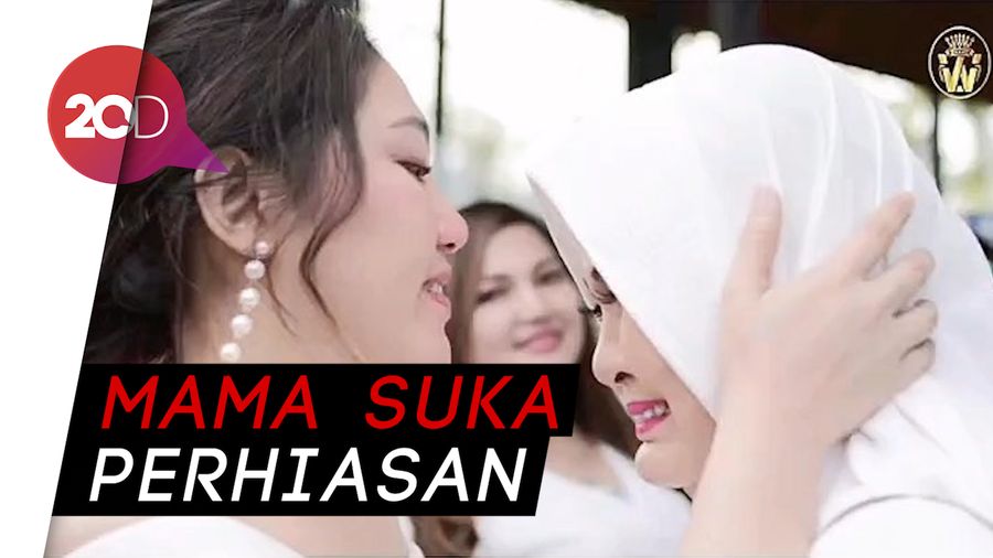 Di Balik Kado Perhiasan dan Uang Via Vallen untuk Ibunya