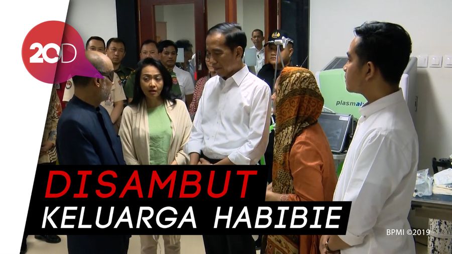 Momen Jokowi Melayat BJ Habibie di RSPAD