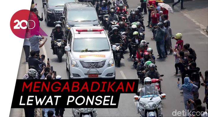 Warga Turun ke Jalan Lihat Iring-iringan Jenazah BJ Habibie