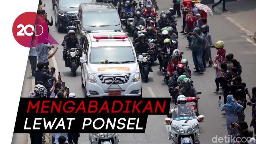 Warga Turun ke Jalan Lihat Iring-iringan Jenazah BJ Habibie