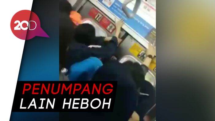 Miris! Jari Penumpang Terjepit Pintu Kereta Otomatis