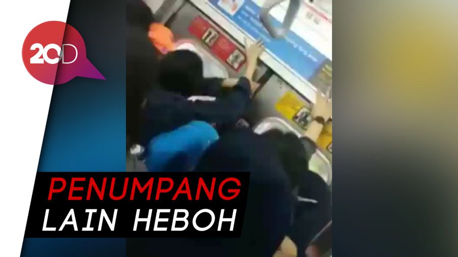 Miris! Jari Penumpang Terjepit Pintu Kereta Otomatis