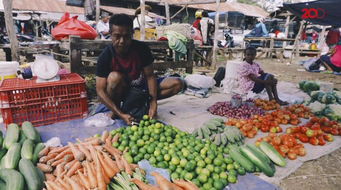 Penjual Sembako dan Sayur Berkeliling Pasar di Rote Demi Sekolah Anak