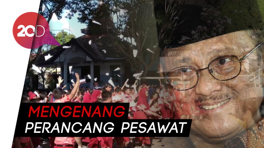Ratusan Siswa SD Terbangkan Pesawat Kertas dan Salat Gaib untuk BJ Habibie