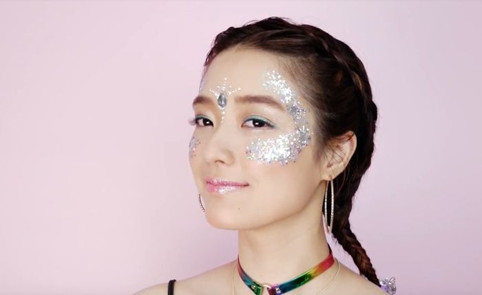 Tampil Beda dengan Glitter Festival Makeup