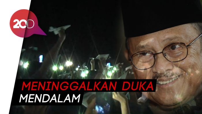 Kenang BJ Habibie, Warga Mamuju Lepas Ratusan Pesawat Kertas