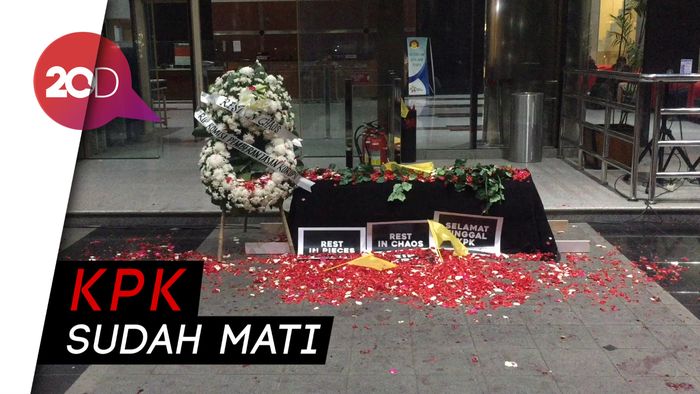 Koalisi Kawal KPK Pajang Keranda dan Bendera Kuning