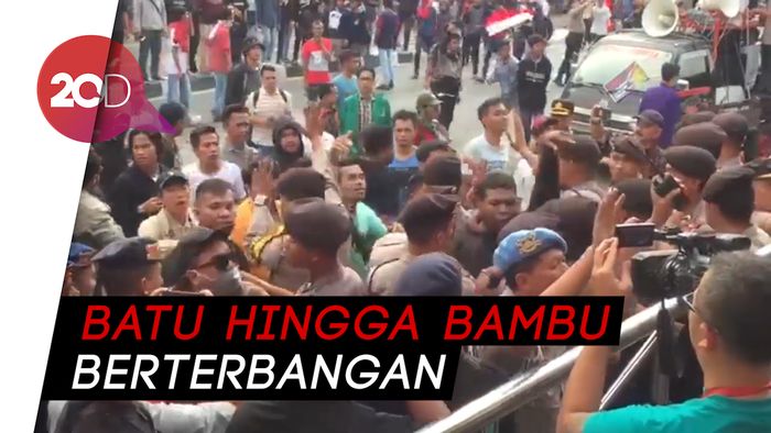 Massa Unjuk Rasa di KPK Rusuh
