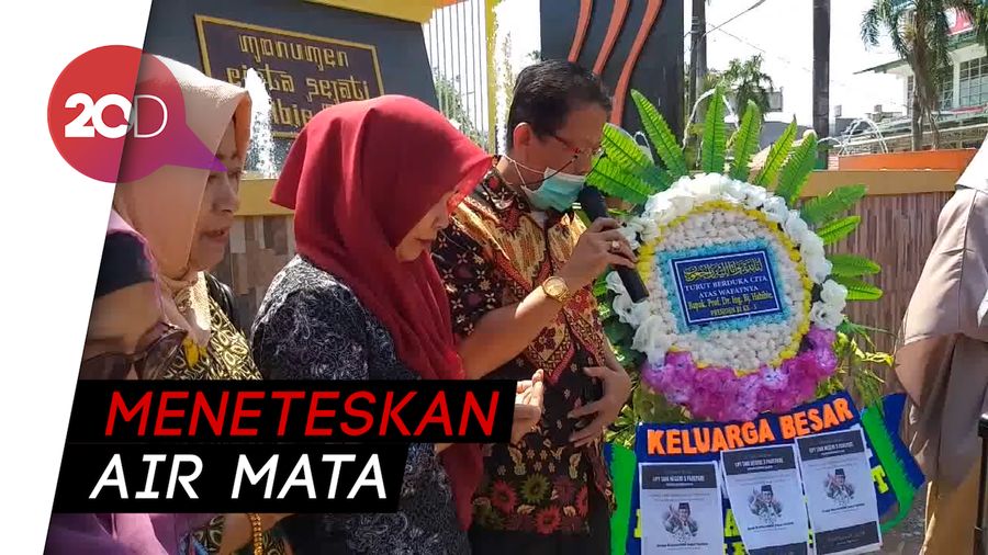Tetes Air Mata Warga di Monumen Cinta Habibie-Ainun 