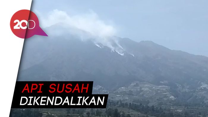 Puncak Merbabu Berselimut Asap Gegara 150-an Hektare Hutan Terbakar
