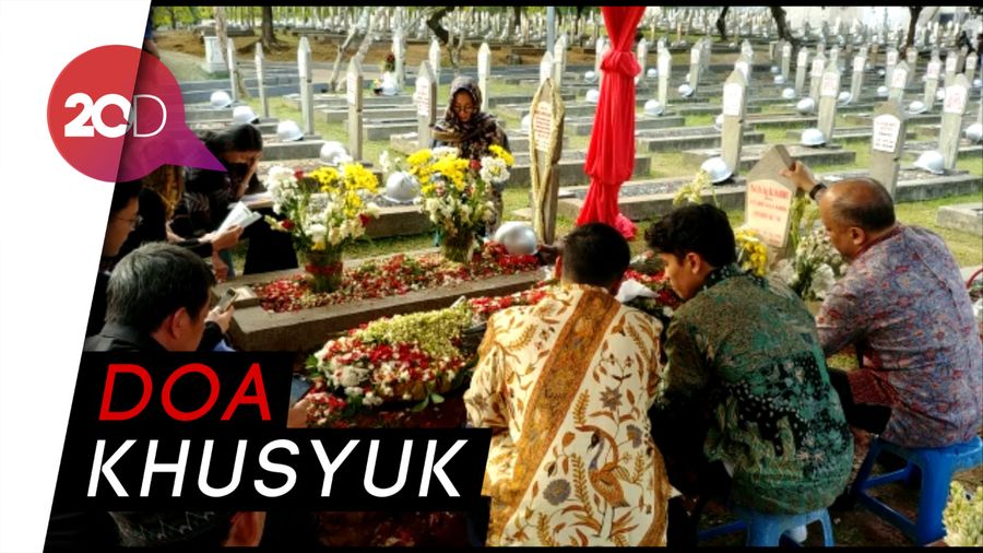Putra dan Cucu Berziarah ke Makam BJ Habibie-Ainun