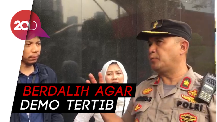 Massa Berunjuk Rasa, Polisi Ini Minta Kain Penutup Logo KPK Dibuka