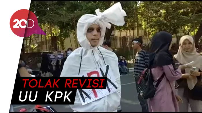 Aksi Teaterikal Mahasiswa di Makassar, Pocong KPK Gentayangan