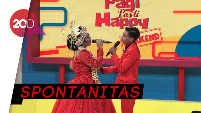 Ini Dia Pasangan Pengantin yang Nyanyi di Pernikahannya Sendiri