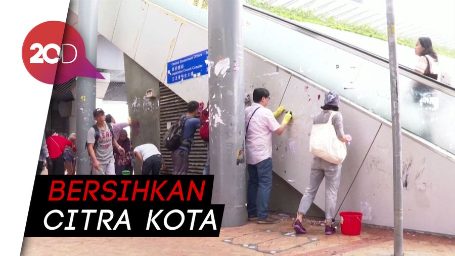 Warga Hong Kong Sukarela Bersihkan Grafiti Pendemo