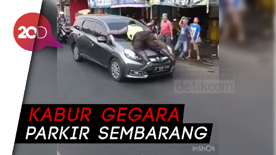 Bak Film Laga, Polisi Nemplok di Kap Mesin Mobil di Pasar Minggu