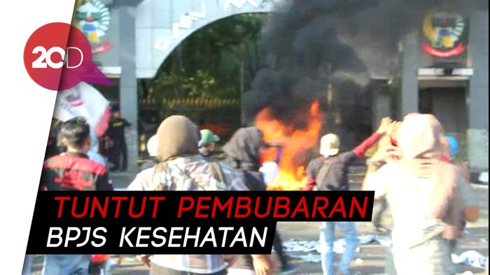 Demo Mahasiswa di Makassar Berujung Bentrok 