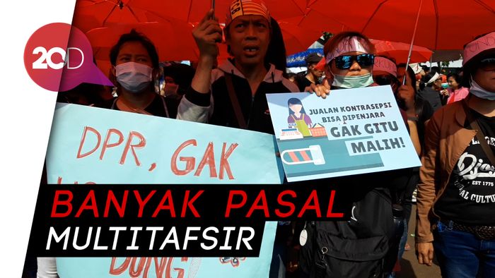 Minta Pengesahan RKUHP Ditunda, Massa Gelar Aksi di Gedung DPR