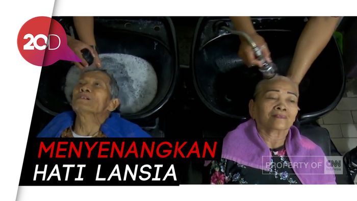 Saat Para Lansia Diberi Perawatan Gratis di Salon